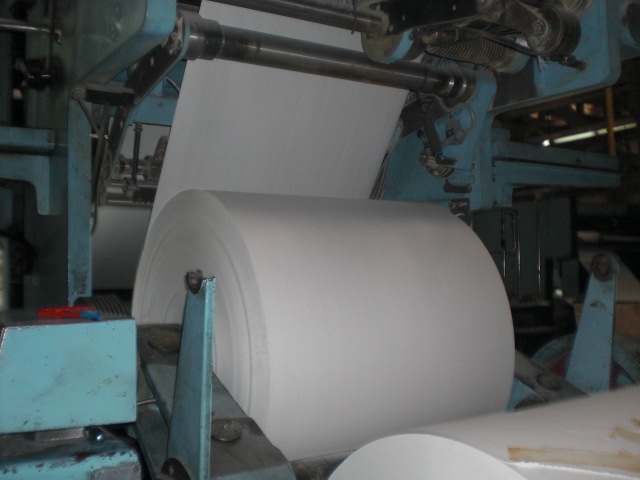 Первый рулон бумаги установлен в печатную машину