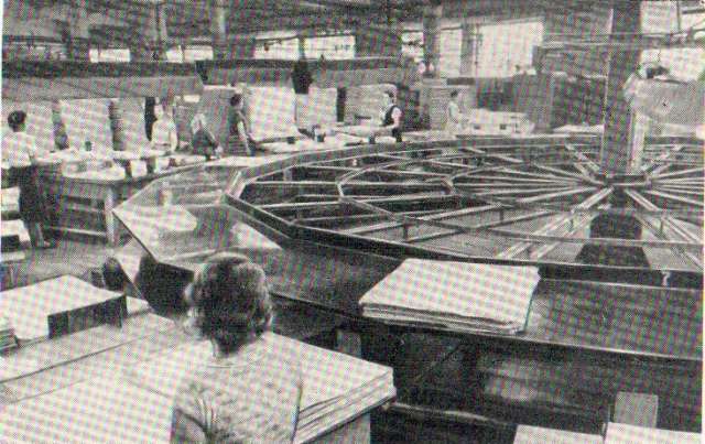 Механизированный круглый стол в цехе листовой сортировки бумаги. 1966 г.