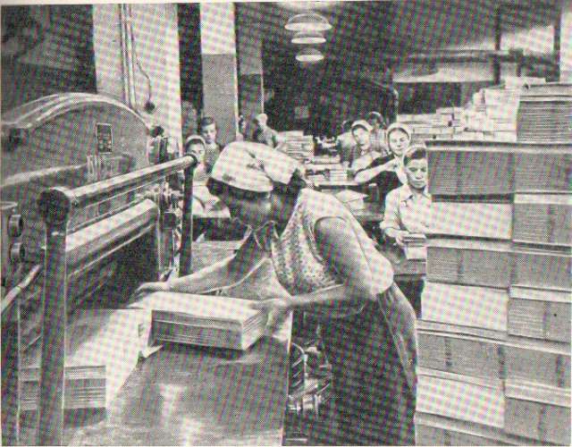 Обработка кромок тетрадей. 1966 г
