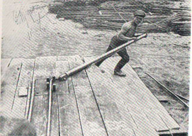 Формование крупной арматуры при строительстве комбината. 1931 год
